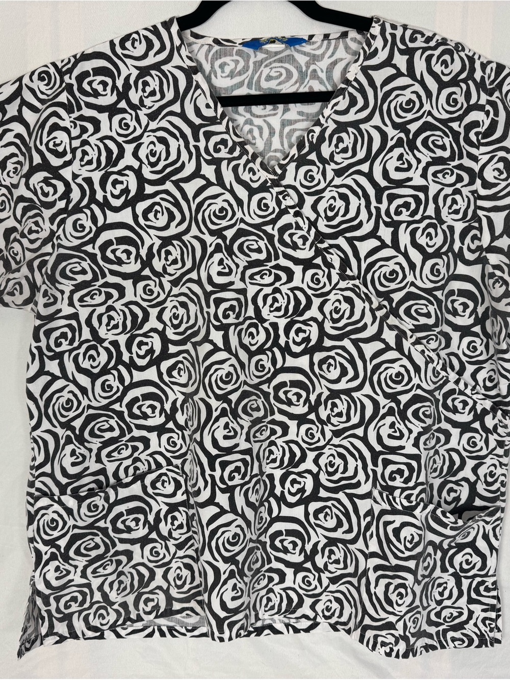 Scrubwear Floral Scrub Top XL Black White V-Neck 2 Pocket Nurse Medical